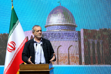 مذاکره عزتمندانه می‌کنیم ولی زیر بار زور نمی‌رویم