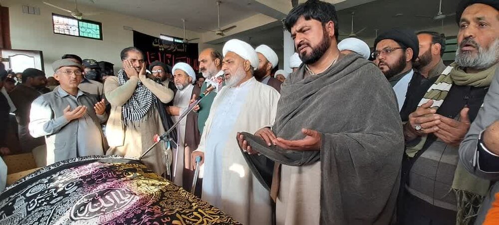 علامہ عارف واحدی کی پرنسپل جامعہ جعفریہ جنڈ کی نماز جنازہ میں شرکت / مرحوم کی دینی و تربیتی خدمات پر خراج تحسین