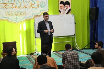 تصاویر/ برگزاری کلاس اقتضائی با عنوان دفاع مقدس برای طلاب مدرسه علمیه امام خامنه‌ای ارومیه