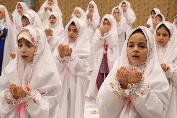 تصاویر/  جشن تکلیف دانش آموزان کلاس سوم ابتدائی در شهر نوشین شهر