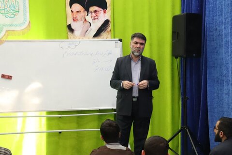 تصاویر/ رگزاری کلاس اقتضائی با عنوان دفاع مقدس برای طلاب مدرسه علمیه امام خامنه‌ای ارومیه