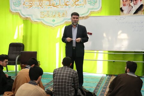 تصاویر/ رگزاری کلاس اقتضائی با عنوان دفاع مقدس برای طلاب مدرسه علمیه امام خامنه‌ای ارومیه