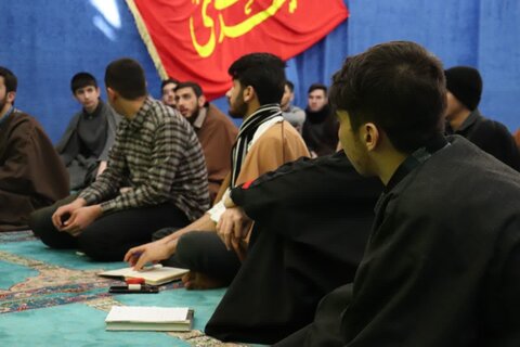 تصاویر/ رگزاری کلاس اقتضائی با عنوان دفاع مقدس برای طلاب مدرسه علمیه امام خامنه‌ای ارومیه