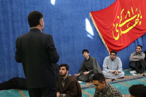 تصاویر/ رگزاری کلاس اقتضائی با عنوان دفاع مقدس برای طلاب مدرسه علمیه امام خامنه‌ای ارومیه