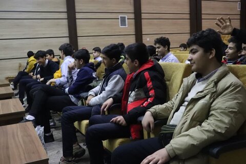 تصاویر/ حضور دانش آموزان شاهد اهل قلم در مدرسه علمیه امام خامنه‌ای ارومیه