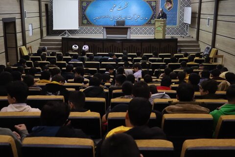 تصاویر/ حضور دانش آموزان شاهد اهل قلم در مدرسه علمیه امام خامنه‌ای ارومیه
