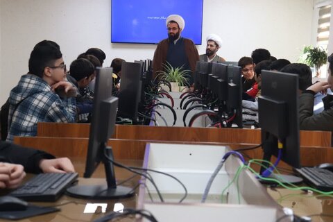 تصاویر/ حضور دانش آموزان شاهد اهل قلم در مدرسه علمیه امام خامنه‌ای ارومیه