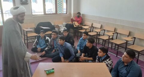 تصاویر/ جشن تکلیف پسران دانش‌آموز مدرسه شهید روحی نوش‌آباد