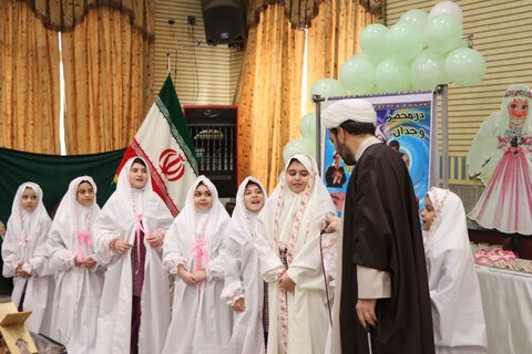 تصاویر/  جشن تکلیف دانش آموزان کلاس سوم ابتدائی در شهر نوشین شهر