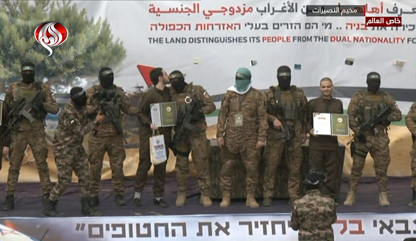 در یک صحنه بیسابقه، اسیر اسرائیلی سر یکی از نیروهای القسام را بوسید