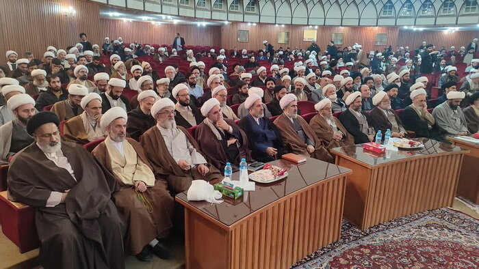 آغاز نشست صمیمی آیت الله اعرافی با اساتید و طلاب حوزه علمیه قم + عکس