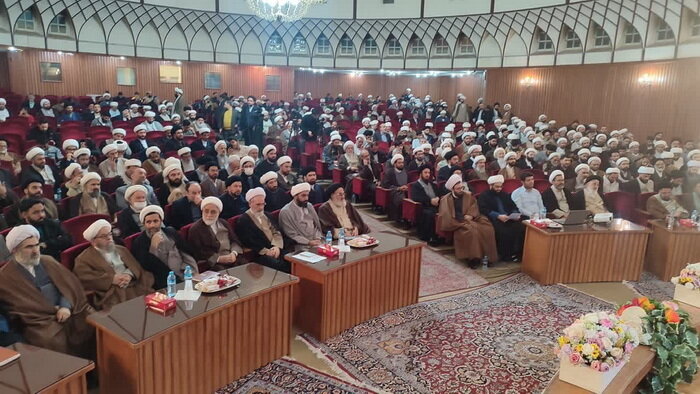 آغاز نشست صمیمی آیت الله اعرافی با اساتید و طلاب حوزه علمیه قم + عکس