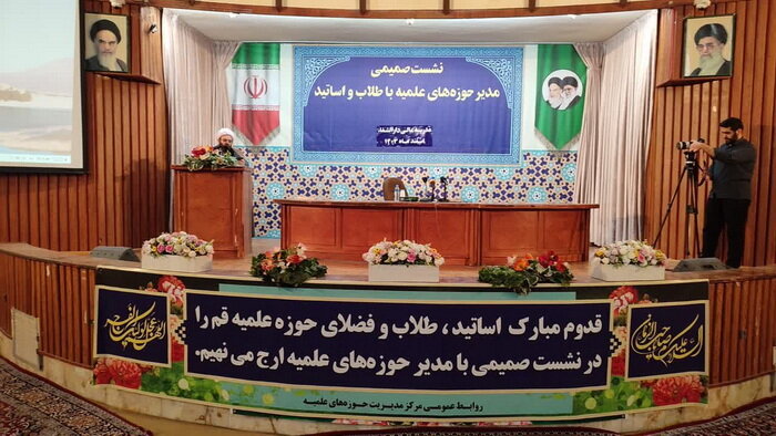 آغاز نشست صمیمی آیت الله اعرافی با اساتید و طلاب حوزه علمیه قم + عکس