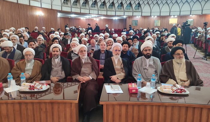 آغاز نشست صمیمی آیت الله اعرافی با اساتید و طلاب حوزه علمیه قم + عکس