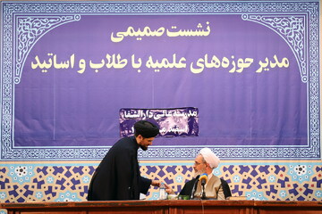 تصاویر/ نشست صمیمی مدیر حوزه های علمیه با طلاب و اساتید