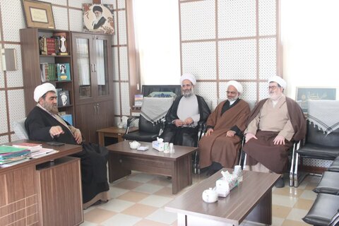تصاویر / دیدار مدیر منطقه 2 حوزه قائم مقام امور استانها با مدیر حوزه علمیه استان قزوین