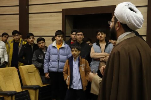 تصاویر/  بازدید دانش آموزان  مدرسه متوسطه شهید آهنگری ارومیه از مدرسه علمیه امام خامنه‌ای ارومیه