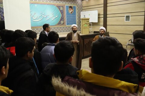 تصاویر/  بازدید دانش آموزان  مدرسه متوسطه شهید آهنگری ارومیه از مدرسه علمیه امام خامنه‌ای ارومیه