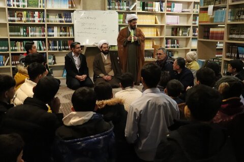 تصاویر/  بازدید دانش آموزان  مدرسه متوسطه شهید آهنگری ارومیه از مدرسه علمیه امام خامنه‌ای ارومیه