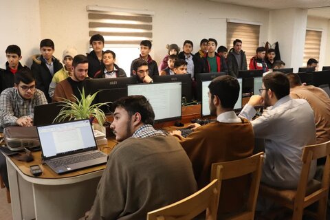 تصاویر/  بازدید دانش آموزان  مدرسه متوسطه شهید آهنگری ارومیه از مدرسه علمیه امام خامنه‌ای ارومیه