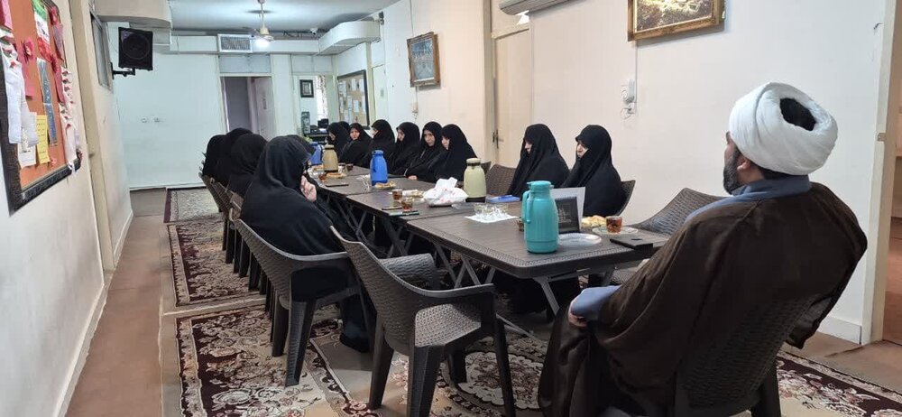 نشست هم‌اندیشی نماینده ساوه و زرندیه با کادر مدرسه علمیه الهیه ساوه