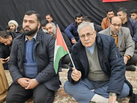 تصاویر/ مراسم بزرگداشت و شام غریبان شهیدان سیدحسن نصرالله و سیدهاشم صفی‌الدین در حسینیه سنندج