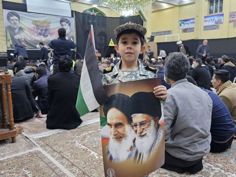 تصاویر/ مراسم بزرگداشت و شام غریبان شهیدان سیدحسن نصرالله و سیدهاشم صفی‌الدین در حسینیه سنندج