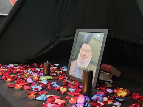 تصاویر/ مراسم بزرگداشت و شام غریبان شهیدان سیدحسن نصرالله و سیدهاشم صفی‌الدین در حسینیه سنندج