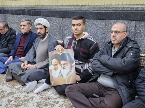 تصاویر/ مراسم بزرگداشت و شام غریبان شهیدان سیدحسن نصرالله و سیدهاشم صفی‌الدین در حسینیه سنندج