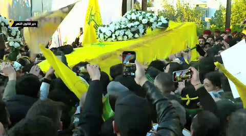 شہید سید ہاشم صفی الدین کی تدفین ان کے آبائی شہر میں کر دی گئی / رہبر معظم کے نمائندوں کی شرکت