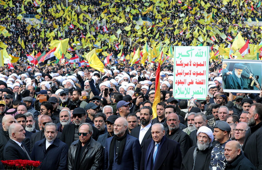 حوزہ علمیہ قم اور مراجع تقلید کے نمائندوں کی شہداء مقاومت کے جنازے میں شرکت