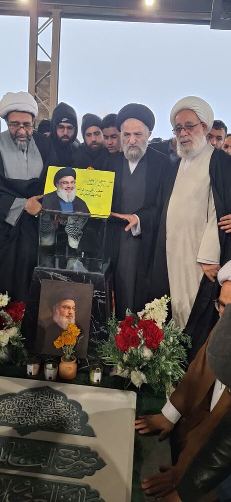 حوزہ علمیہ قم اور مراجع تقلید کے نمائندوں کی شہداء مقاومت کے جنازے میں شرکت