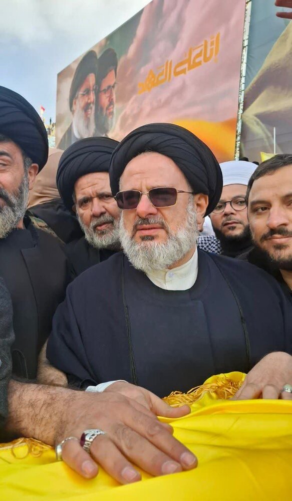 حوزہ علمیہ قم اور مراجع تقلید کے نمائندوں کی شہداء مقاومت کے جنازے میں شرکت