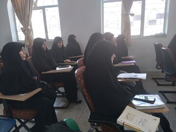 طلاب با جهاد تبیین در برابر نقشه‌های دشمن ایستادگی کنند