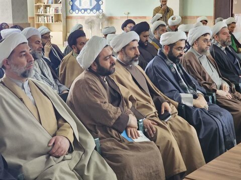تصاویر / همایش طلاب وروحانیون شهرستان بویین زهرا