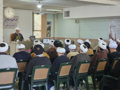 تصاویر / همایش طلاب وروحانیون شهرستان بویین زهرا