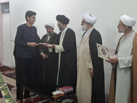 تصاویر/ اختتامیه میثاق طلبگی ۲ و پایش قرآنی و دانش افزایی طلاب در مدرسه علمیه امیرالمومنین (ع) آران و بیدگل