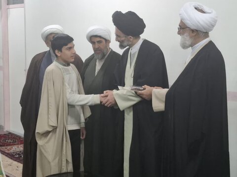 تصاویر/ اختتامیه میثاق طلبگی ۲ و پایش قرآنی و دانش افزایی طلاب در مدرسه علمیه امیرالمومنین (ع) آران و بیدگل