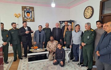 دیدار مدیرکل بنیاد شهید و فرمانده سپاه حضرت عباس(ع) اردبیل با خانواده شهید مجید عاشوری