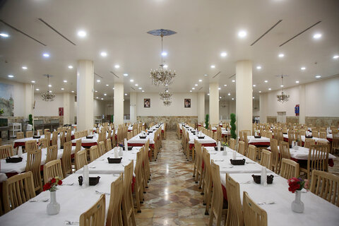 تلاش خادمان حرم حضرت معصومه(س) برای میزبانی از مهمانان ماه خدا