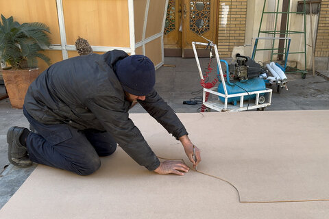 تلاش خادمان حرم حضرت معصومه(س) برای میزبانی از مهمانان ماه خدا