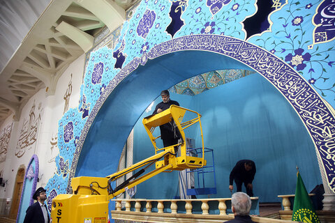 تلاش خادمان حرم حضرت معصومه(س) برای میزبانی از مهمانان ماه خدا