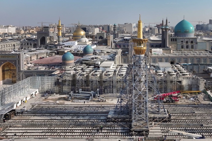 تم نقل منارة صحن الجمهورية الإسلامية و التي يبلغ عمرها 40 عامًا