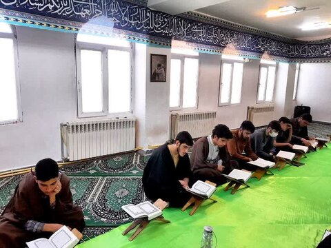 محفــل جـزء خوانی قرآن کریم در مدرسه علمیه خلخال