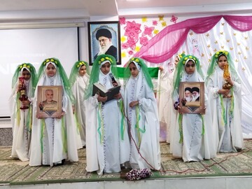 تصاویر/ مراسم جشن تکلیف دانش‌آموزان در مدرسه علمیه تخصصی حضرت زینب کبری(س) رفسنجان