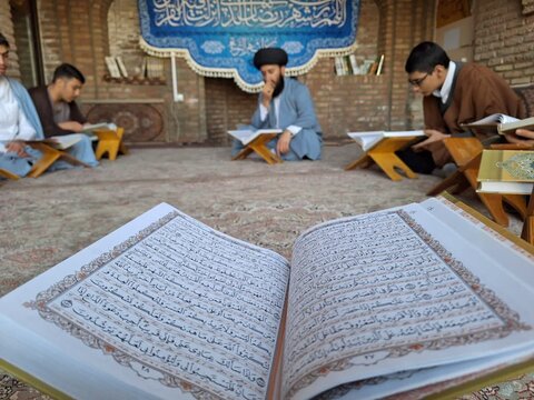 تصاویر / محفل انس با قرآن طلاب مدرسه علمیه صالحیه قزوین