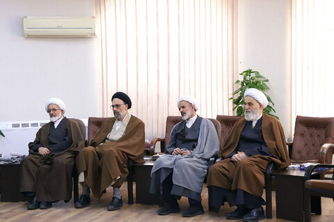 تصاویر/ دیدار اعضای هیئت امنای موسسه آموزش عالی اخلاق و تربیت با آیت الله اعرافی