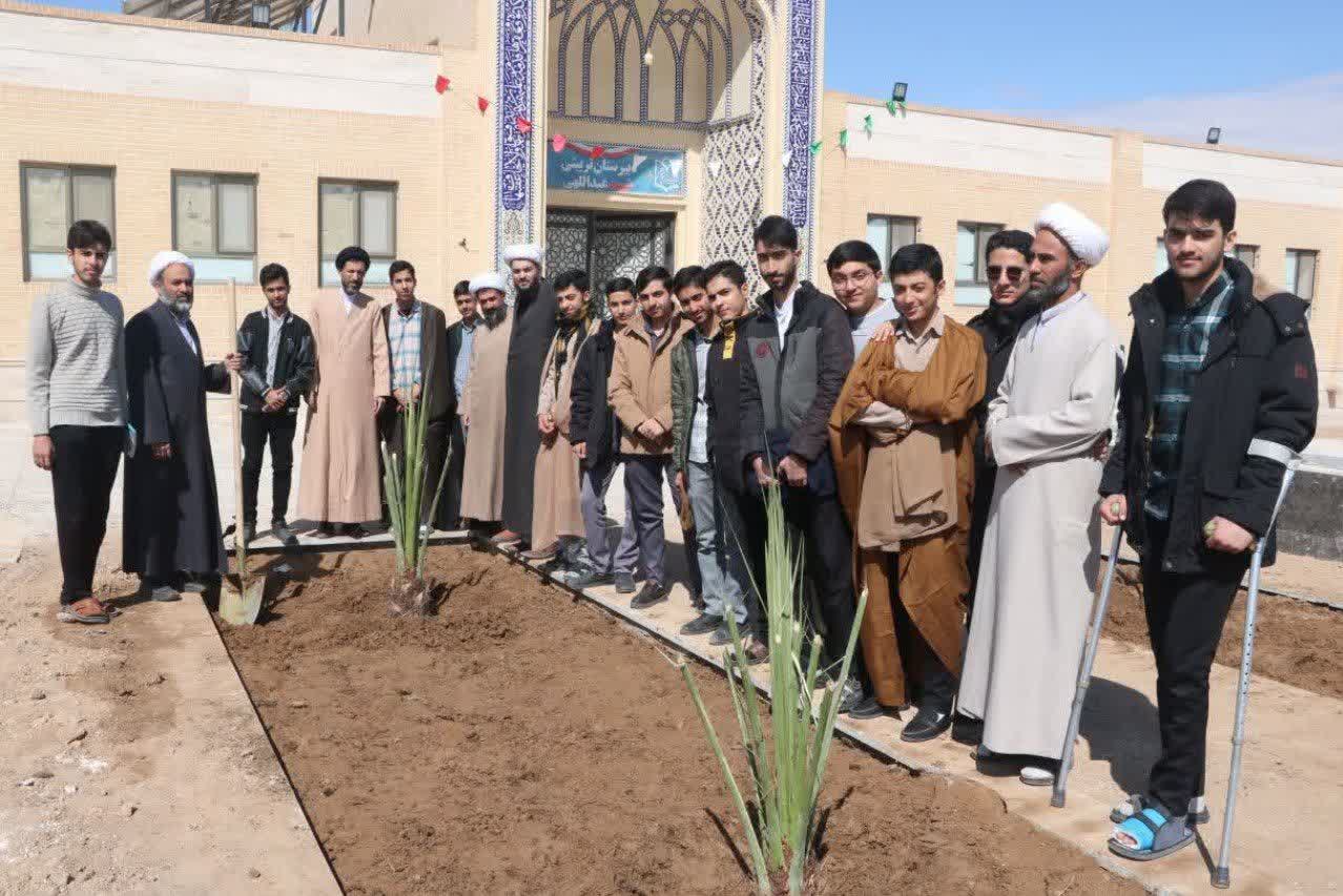 تصاویر/ آیین غرس درخت در مدرسه علمیه امام صادق علیه السلام اردکان