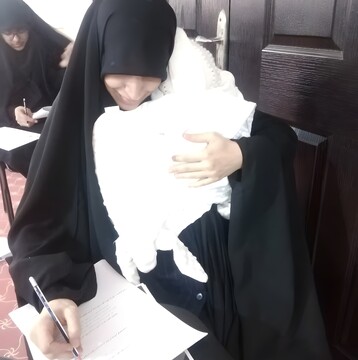 حضور  طلبه‌ای با نوزاد هفت روزه در آزمون المپیاد؛ تجلی جهاد علمی و مادری