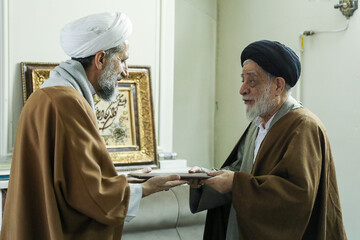 تصاویر / دیدار امام جمعه قزوین با دو تن از روحانیون معمر